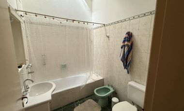 Casa tres ambientes con cochera patio y terraza en Sarandi