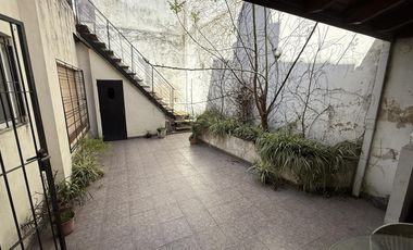 Casa tres ambientes con cochera patio y terraza en Sarandi