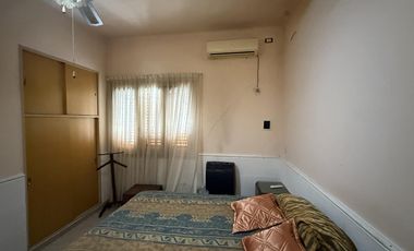 Casa tres ambientes con cochera patio y terraza en Sarandi