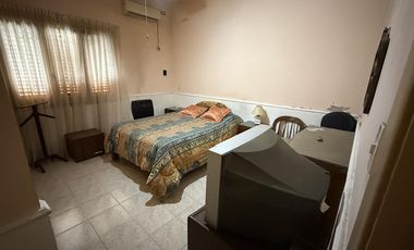 Casa tres ambientes con cochera patio y terraza en Sarandi