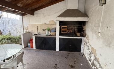 Casa tres ambientes con cochera patio y terraza en Sarandi