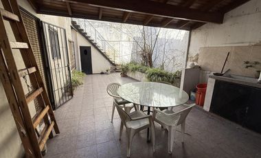 Casa tres ambientes con cochera patio y terraza en Sarandi