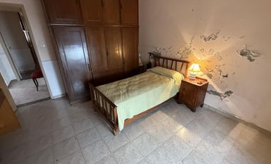 Casa tres ambientes con cochera patio y terraza en Sarandi