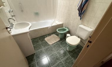 Casa tres ambientes con cochera patio y terraza en Sarandi