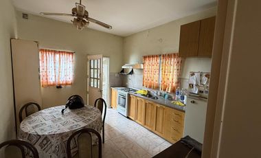 Casa tres ambientes con cochera patio y terraza en Sarandi