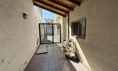 Casa tres ambientes con cochera patio y terraza en Sarandi