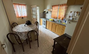 Casa tres ambientes con cochera patio y terraza en Sarandi