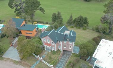 Venta, chalet 4 ambientes frente al golf, Sierra de los padres