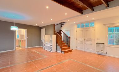 Venta, chalet 4 ambientes frente al golf, Sierra de los padres