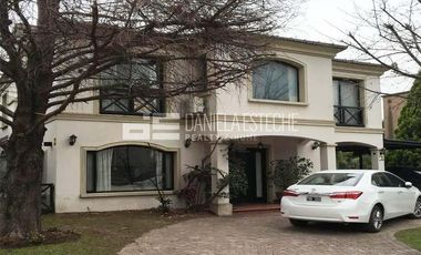 D. Esteche Realty & Home.  Villa Olivos Casa Classica