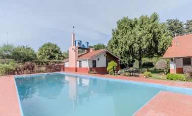 Casa en Luis Guillon - Quinta doble terreno - 3 dormitorios - pileta