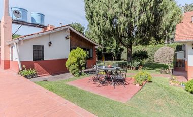Casa en Luis Guillon - Quinta doble terreno - 3 dormitorios - pileta