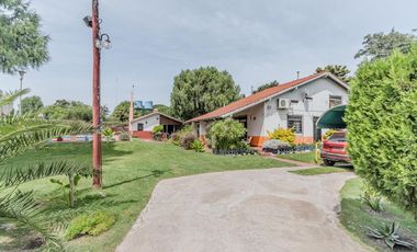 Casa en Luis Guillon - Quinta doble terreno - 3 dormitorios - pileta