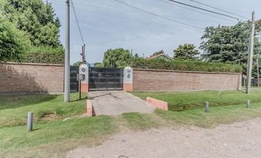 Casa en Luis Guillon - Quinta doble terreno - 3 dormitorios - pileta