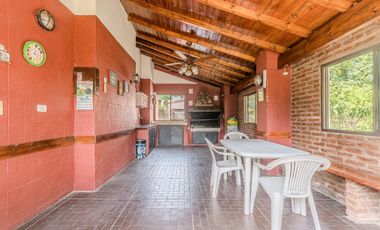 Casa en Luis Guillon - Quinta doble terreno - 3 dormitorios - pileta