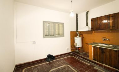 Bº Yofre Norte, Casa 2 dormitorios CON PATIO y asador s/ Villacorta y Ocaña  a metros plaza!!!