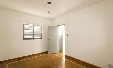 Bº Yofre Norte, Casa 2 dormitorios CON PATIO y asador s/ Villacorta y Ocaña  a metros plaza!!!