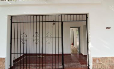 Bº Yofre Norte, Casa 2 dormitorios CON PATIO y asador s/ Villacorta y Ocaña  a metros plaza!!!