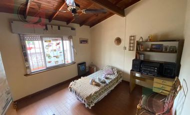 4 ambientes con fondo  entrada independiente  OPORTUNIDAD