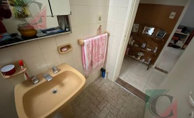 4 ambientes con fondo  entrada independiente  OPORTUNIDAD