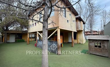 Espectacular casa en Santa Marta de Huechuraba para residencia o uso comercial, jardín infantil..