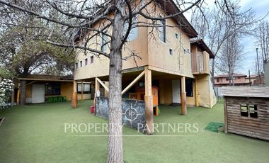 Espectacular casa en Santa Marta de Huechuraba para residencia o uso comercial, jardín infantil..
