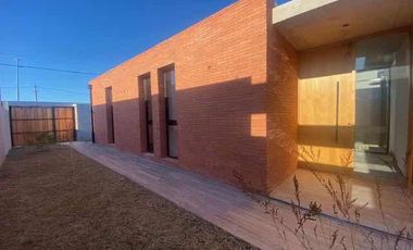 Casa en venta - 3 Dormitorios 2 Baños - Cochera - 180Mts2 - City Bell