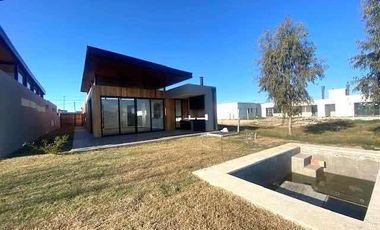 Casa en venta - 3 Dormitorios 2 Baños - Cochera - 180Mts2 - City Bell