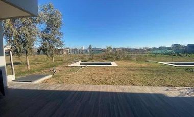 Casa en venta - 3 Dormitorios 2 Baños - Cochera - 180Mts2 - City Bell