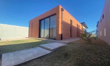 Casa en venta - 3 Dormitorios 2 Baños - Cochera - 180Mts2 - City Bell