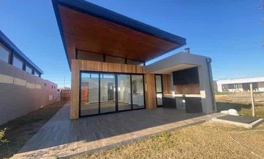 Casa en venta - 3 Dormitorios 2 Baños - Cochera - 180Mts2 - City Bell