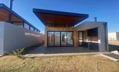 Casa en venta - 3 Dormitorios 2 Baños - Cochera - 180Mts2 - City Bell