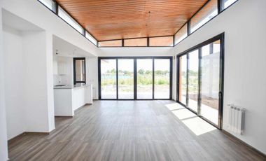 Casa en venta - 3 Dormitorios 2 Baños - Cochera - 180Mts2 - City Bell