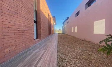 Casa en venta - 3 Dormitorios 2 Baños - Cochera - 180Mts2 - City Bell