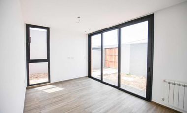 Casa en venta - 3 Dormitorios 2 Baños - Cochera - 180Mts2 - City Bell