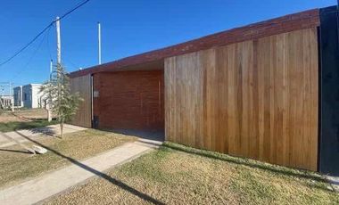 Casa en venta - 3 Dormitorios 2 Baños - Cochera - 180Mts2 - City Bell