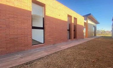 Casa en venta - 3 Dormitorios 2 Baños - Cochera - 180Mts2 - City Bell