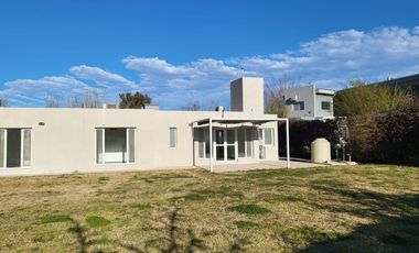 Casa en  Planta Baja en el Comahue Golf Club