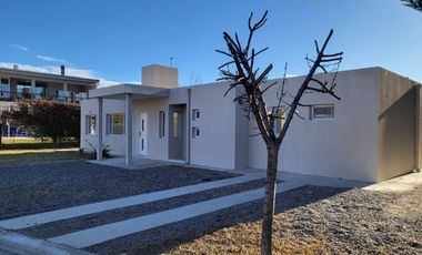Casa en  Planta Baja en el Comahue Golf Club
