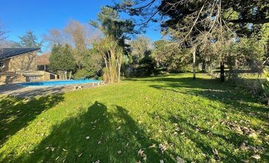 VENTA CHALET 3 AMBIENTES EN SIERRA DE LOS PADRES CON PARQUE Y PISCINA - GAS NATURAL