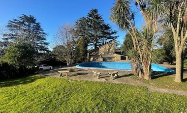 VENTA CHALET 3 AMBIENTES EN SIERRA DE LOS PADRES CON PARQUE Y PISCINA - GAS NATURAL