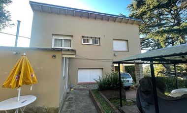 VENTA CHALET 3 AMBIENTES EN SIERRA DE LOS PADRES CON PARQUE Y PISCINA - GAS NATURAL