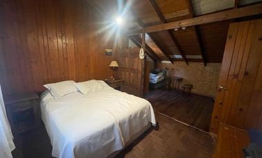 VENTA CHALET 3 AMBIENTES EN SIERRA DE LOS PADRES CON PARQUE Y PISCINA - GAS NATURAL