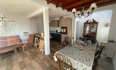 VENTA CHALET 3 AMBIENTES EN SIERRA DE LOS PADRES CON PARQUE Y PISCINA - GAS NATURAL