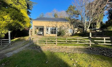 VENTA CHALET 3 AMBIENTES EN SIERRA DE LOS PADRES CON PARQUE Y PISCINA - GAS NATURAL