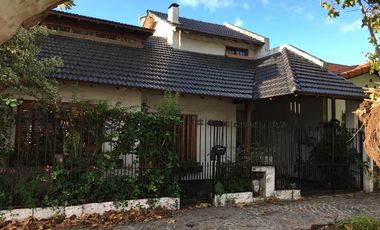 Excelente casa 3 dormitorios jardin cochera