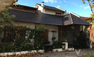 Excelente casa 3 dormitorios jardin cochera