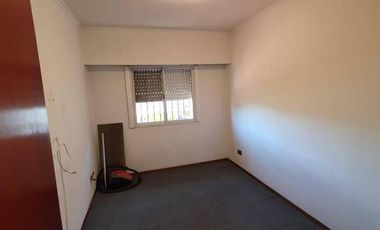 Departamento en planta alta con amplios ambientes