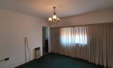 Departamento en planta alta con amplios ambientes