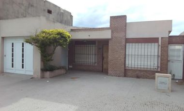 Casa en venta - 2 Dormitorios 2 Baños - Cochera - 500Mts2 - Salto